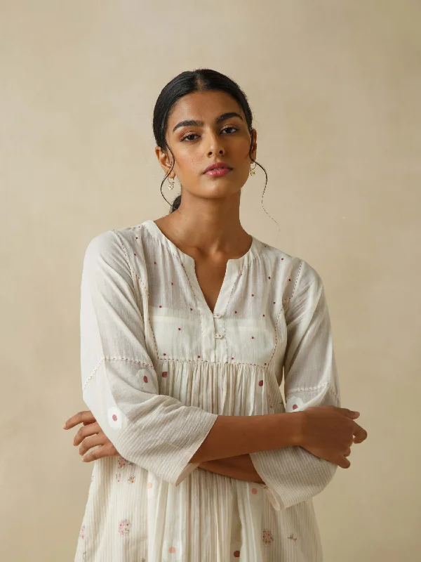 Midi dresses with ruffled sleeves for a more feminine and voluminous look Chalk Flower Dress Midi dresses with ruffled sleeves for a more feminine and voluminous look Chalk Flower Dress