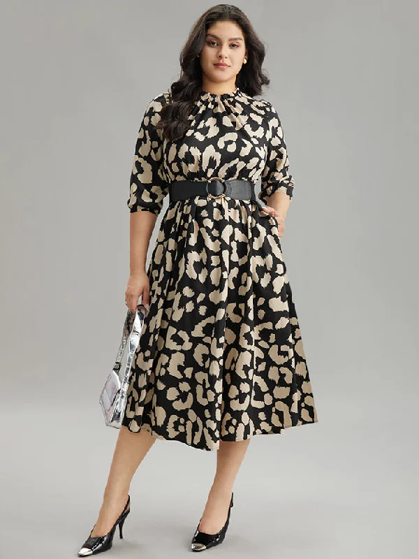 Midi dresses with one - shoulder designs for a modern and asymmetric style Geometric Mock Neck Elastic Waist Pleated Dress Midi dresses with one - shoulder designs for a modern and asymmetric style Geometric Mock Neck Elastic Waist Pleated Dress