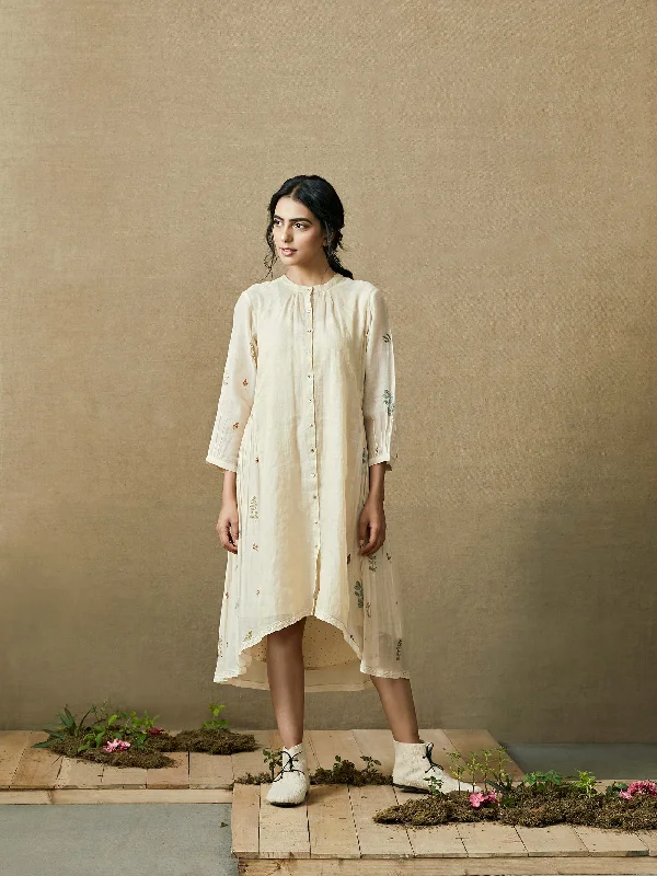 Midi dresses with embroidered accents for a unique and detailed design Bloom Playdress Midi dresses with embroidered accents for a unique and detailed design Bloom Playdress