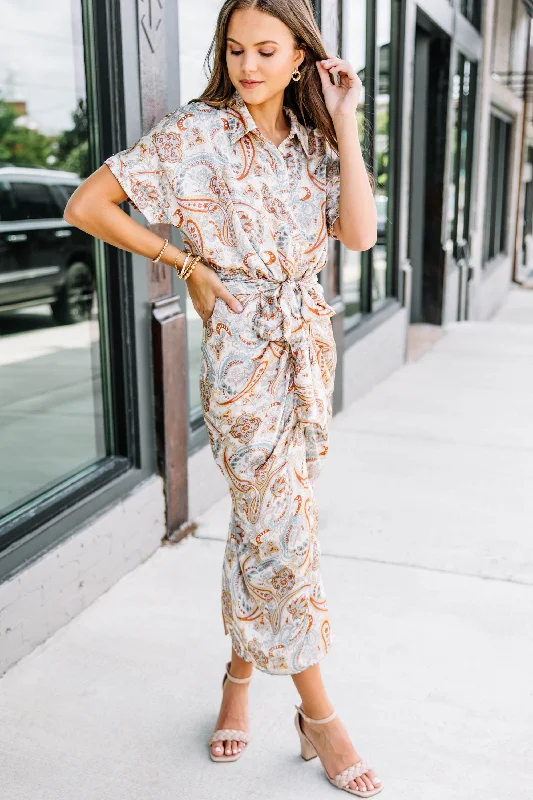 Midi dresses with side slits for a sexy and elegant appearance New Loves Sand Brown Paisley Midi Dress Midi dresses with side slits for a sexy and elegant appearance New Loves Sand Brown Paisley Midi Dress