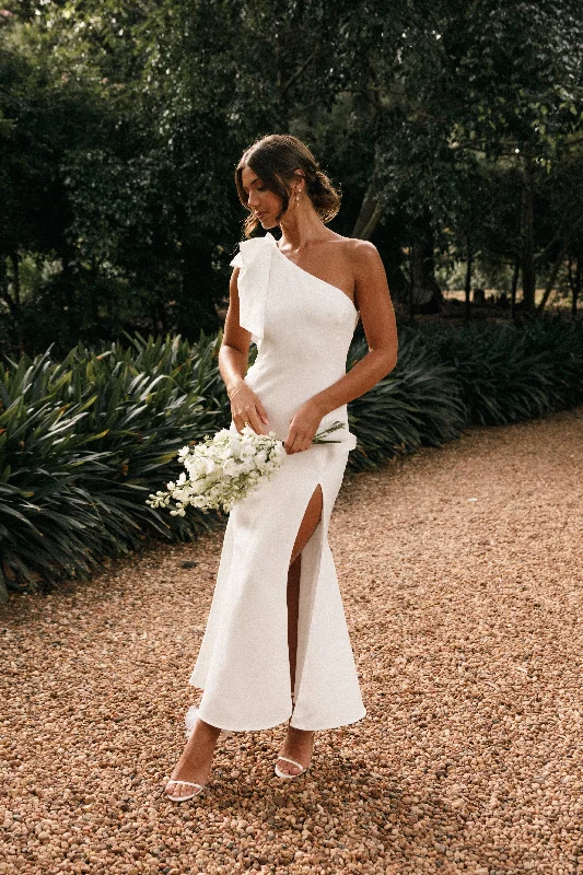 Midi dresses with tiered skirts for a bohemian festival lookCharmed One Shoulder Midi Dress - Off White Midi dresses with tiered skirts for a bohemian festival lookCharmed One Shoulder Midi Dress - Off White
