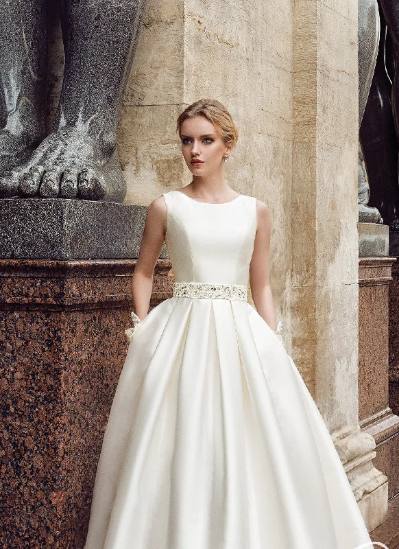 Sheath satin wedding dresses for a sleek appearanceElegant Minimalist Wedding Dress with Gorgeous Back Details Sheath satin wedding dresses for a sleek appearanceElegant Minimalist Wedding Dress with Gorgeous Back Details