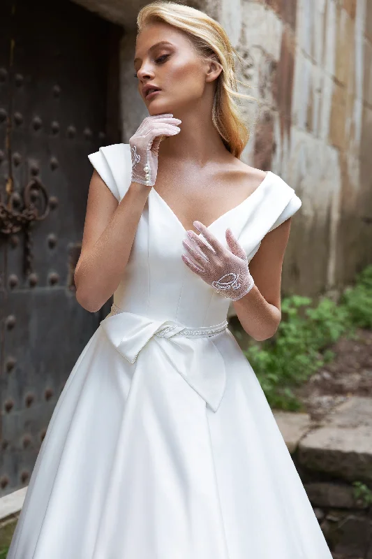 Lace - covered wedding dresses with a scalloped hemMinimalist Sleeveless A-Line Satin Wedding Dress Lace - covered wedding dresses with a scalloped hemMinimalist Sleeveless A-Line Satin Wedding Dress