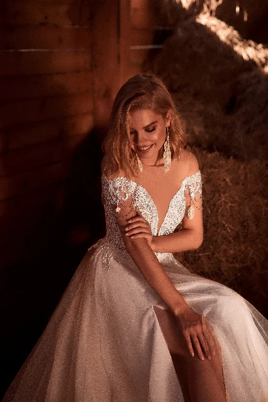 Embroidered wedding dresses with metallic threadsOff-Shoulder Illusion Neckline Bohemian Wedding Dress Embroidered wedding dresses with metallic threadsOff-Shoulder Illusion Neckline Bohemian Wedding Dress