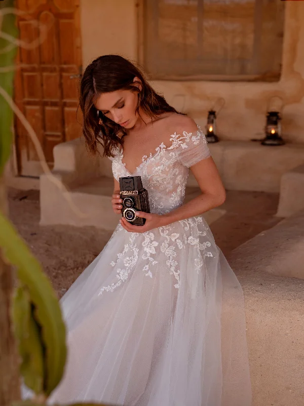 Ball gown style wedding dresses with sweetheart necklineSweetheart Off-Shoulder Wedding Gown Ball gown style wedding dresses with sweetheart necklineSweetheart Off-Shoulder Wedding Gown