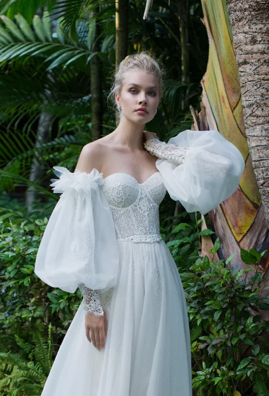Silk wedding dresses with a smooth and luxurious feelSweetheart Strapless Wedding Gown with Removable Sleeves Silk wedding dresses with a smooth and luxurious feelSweetheart Strapless Wedding Gown with Removable Sleeves