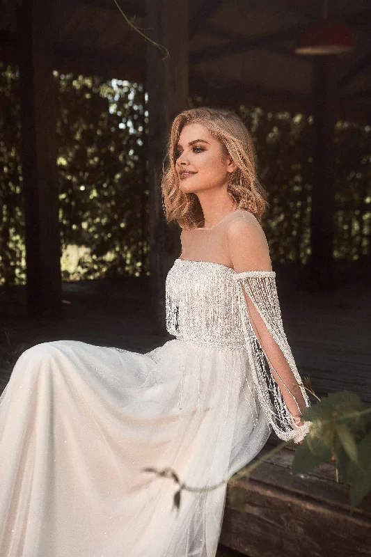 Wedding dresses with a sweetheart - neck and a corseted backUnique Off-Shoulder A-Line Wedding Dress Wedding dresses with a sweetheart - neck and a corseted backUnique Off-Shoulder A-Line Wedding Dress