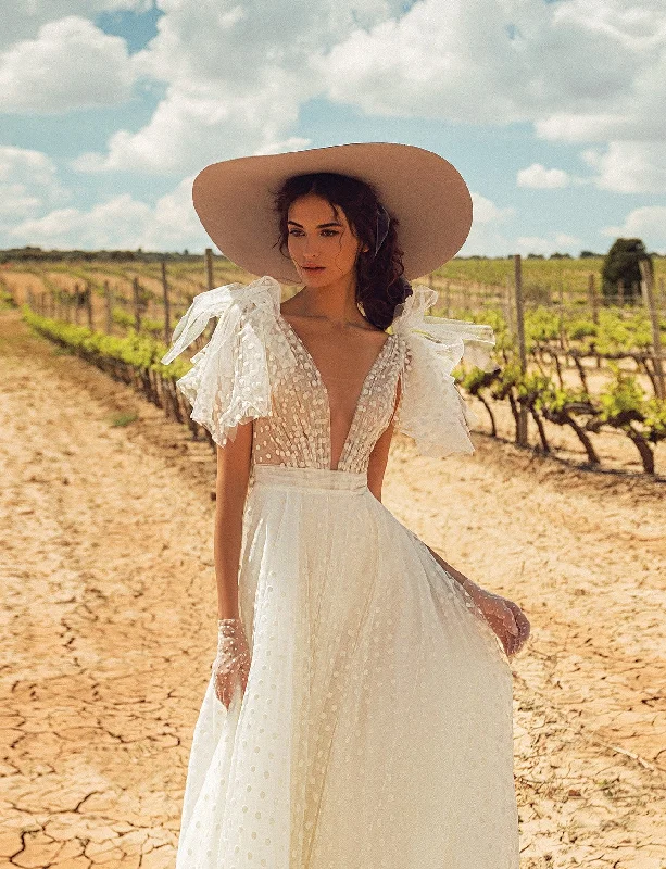Sequined wedding dresses for a glamorous lookV-Neck Dolka Dot Wedding Dress with Tulle Bows Sequined wedding dresses for a glamorous lookV-Neck Dolka Dot Wedding Dress with Tulle Bows
