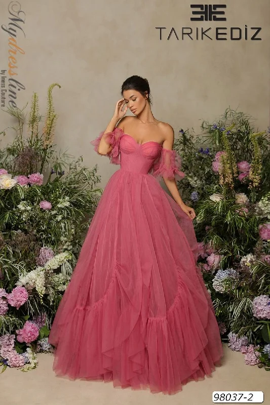 Formal dresses with tiered lace skirts and off - the - shoulder necklines for a feminine and elegant formal appearanceTarik Ediz 98037 Formal dresses with tiered lace skirts and off - the - shoulder necklines for a feminine and elegant formal appearanceTarik Ediz 98037