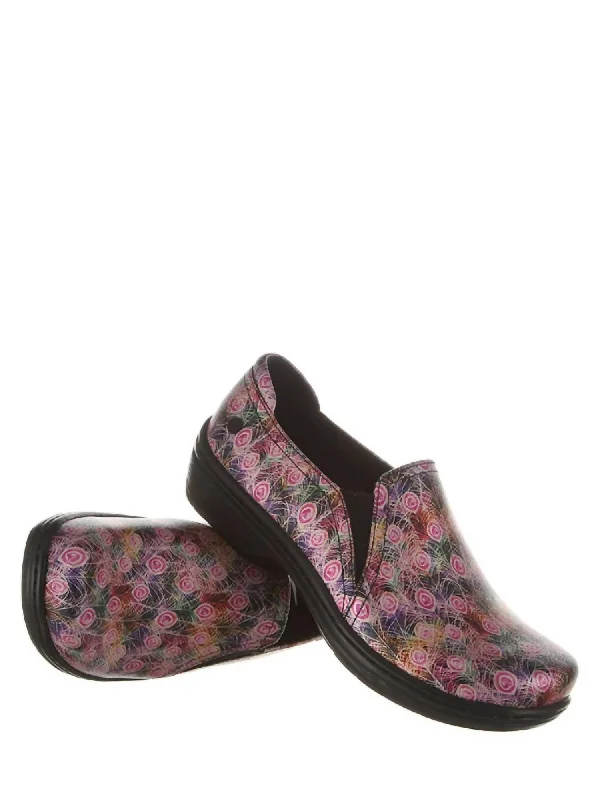 Women's Embroidered Floral Mules in White for a Feminine and Spring - like EnsembleWomen's Moxy Clog In Peacock Canvas
