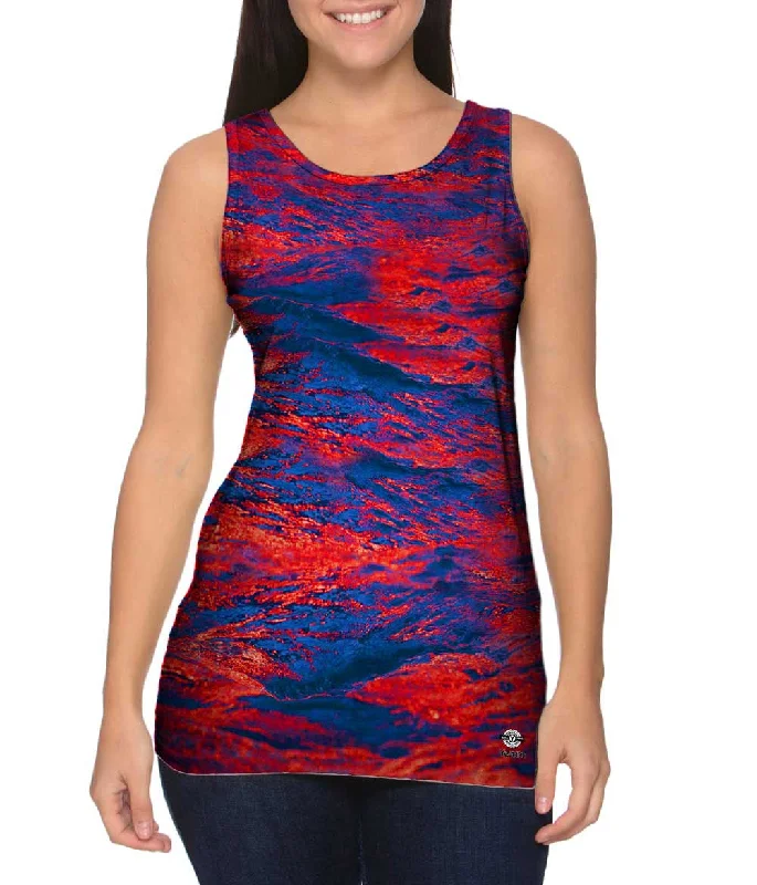 Plunge Neck Women's Seamless Tank Tops for a Smooth FitGlowing Red Waves